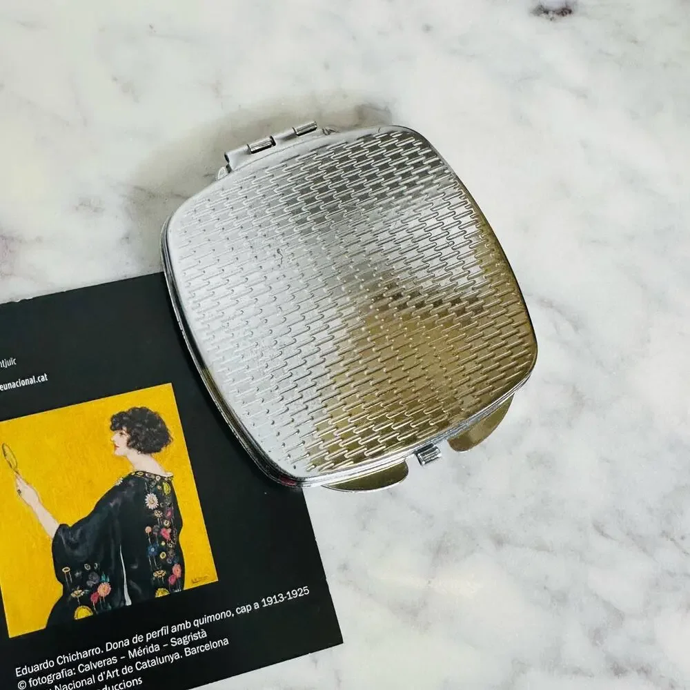 Mujer de perfil con quimono compact mirror